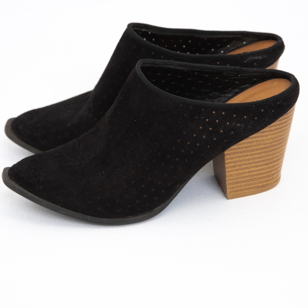 Faux suede pointy toe bootie black perforated with block heel by Qupid 7.5 fall